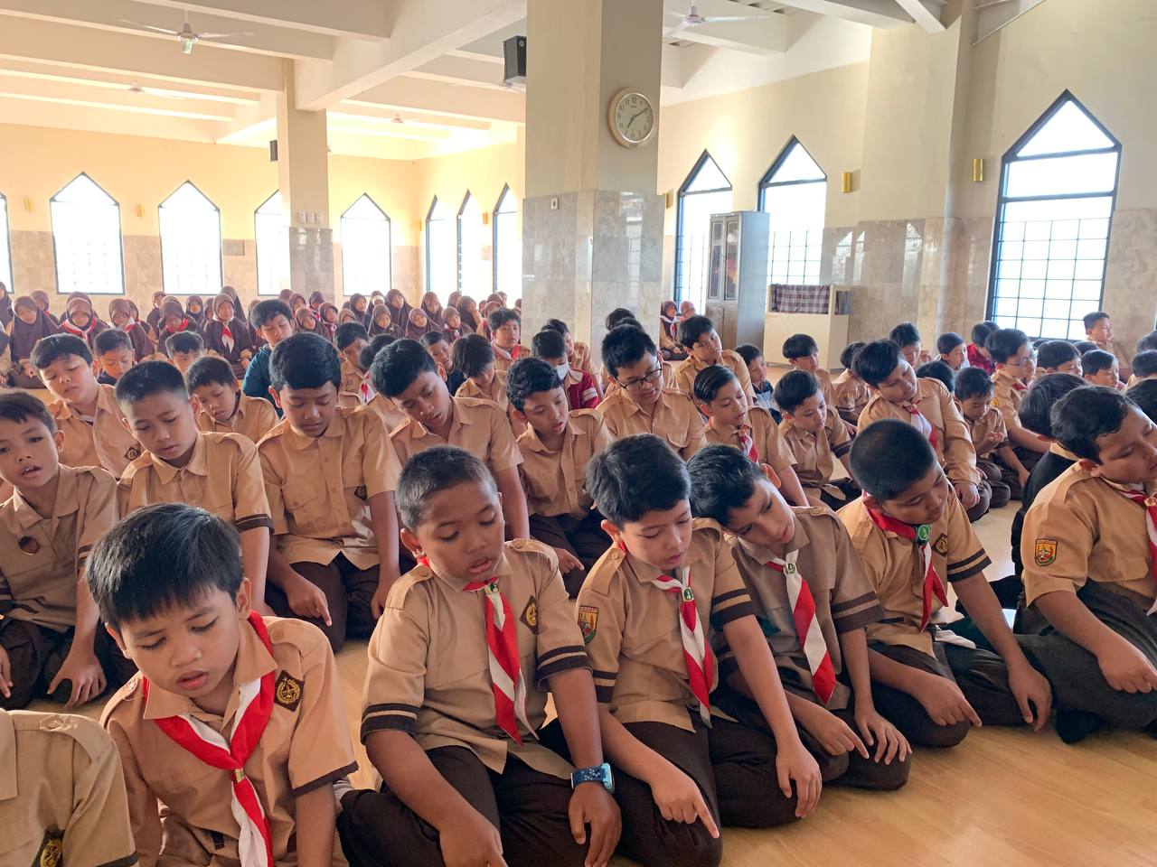 Kegiatan Shalat Berjamaah SDIT Uswatun Hasanah Cimahi